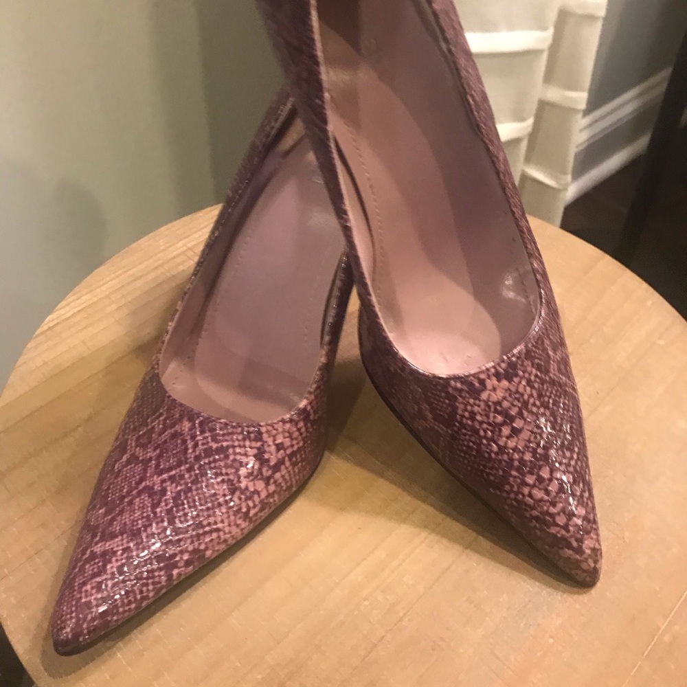 Purple two tone snake skin print pump